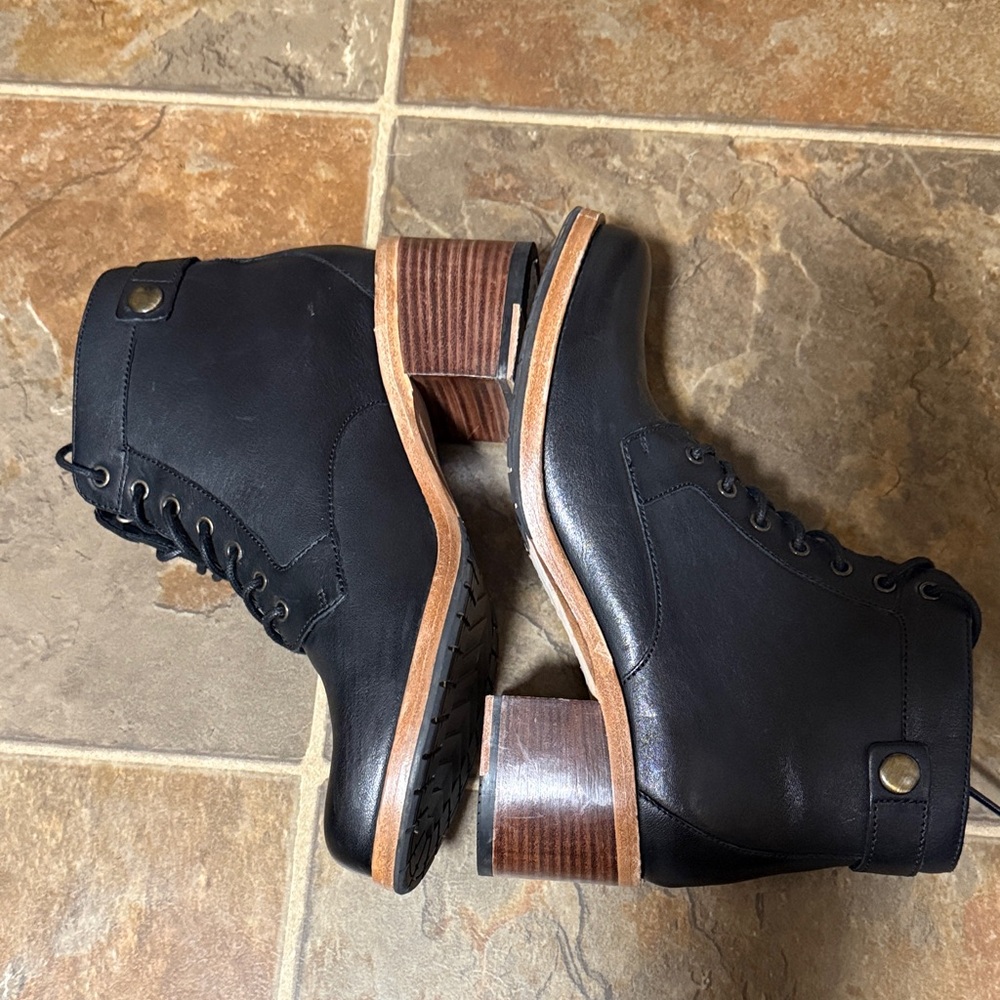 Clarks Clarkdale Black Leather Lace-Up Ankle Boots with Wood-Effect Heel - Picture 3 of 8